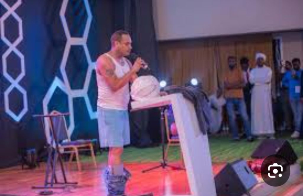 مغني سوداني يحتفل بثورة ديسمبر ب(خلع ملابسه) امام الجمهور