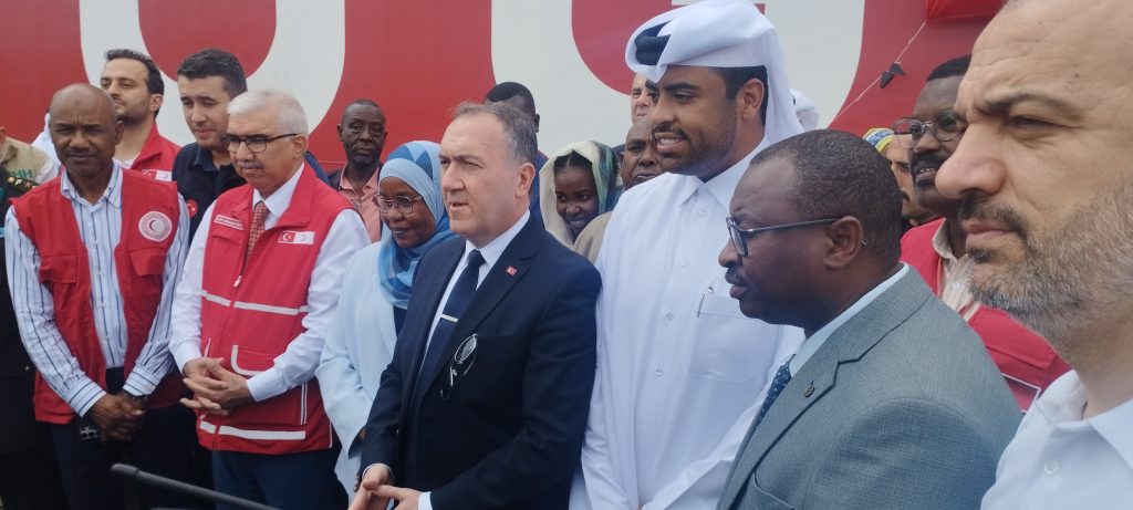 مفوضية العون الإنساني والهلال الأحمر يستقبلان اضخم مساعدات تركية، قطرية