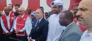 مفوضية العون الإنساني والهلال الأحمر يستقبلان اضخم مساعدات تركية، قطرية