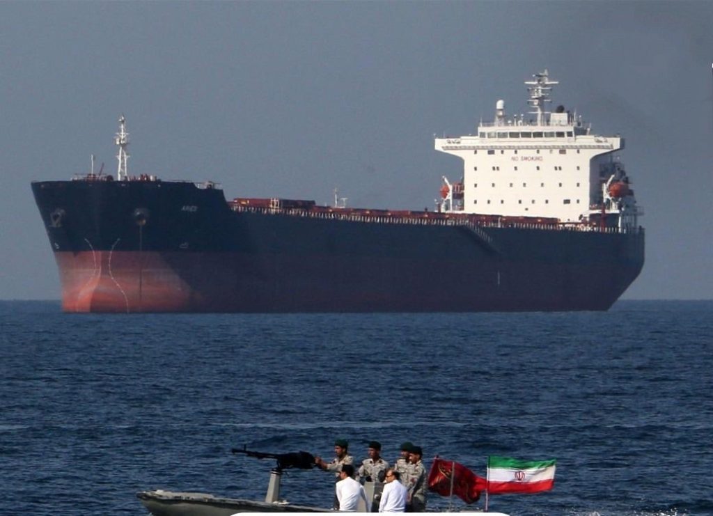 إيران تعلن سيطرتها على مضيق هرمز