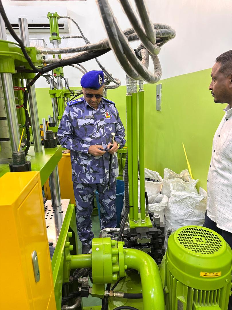 نائب مدير عام قوات الشرطة المفتش العام يتفقد مطبعة الكفاية ومصنع مكملات الزى بورتسودان