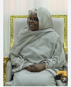 *عضو مجلس السيادة تكمل الإجراءات بنفسها .. ماذا دار في المكتب الاراضي*