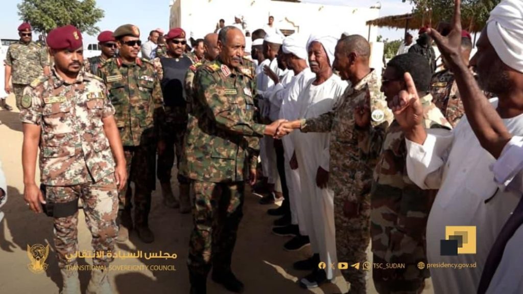البرهان يقدم واجب العزاء في الشهيد اللواء معاوية حمد قائد الفرقة ٢٢ مشاة بابنوسة