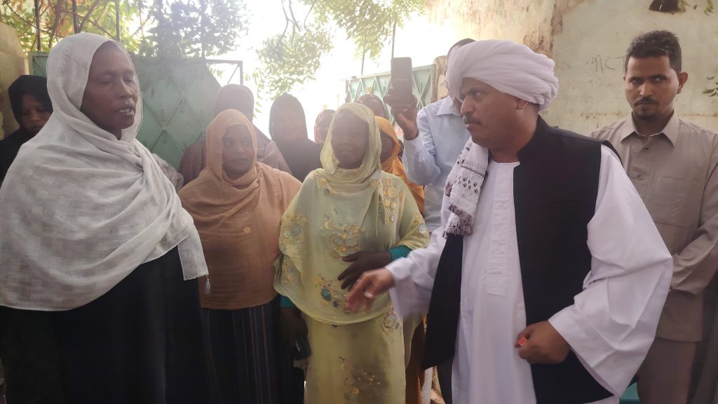 مستشار رئيس الوزراء يقوم بجولة مفاجئة ويدعم (50) من بائعات الشاي بالخرطوم