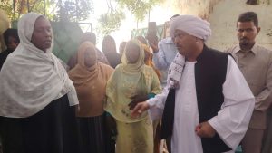 مستشار رئيس الوزراء يقوم بجولة مفاجئة ويدعم (50) من بائعات الشاي بالخرطوم